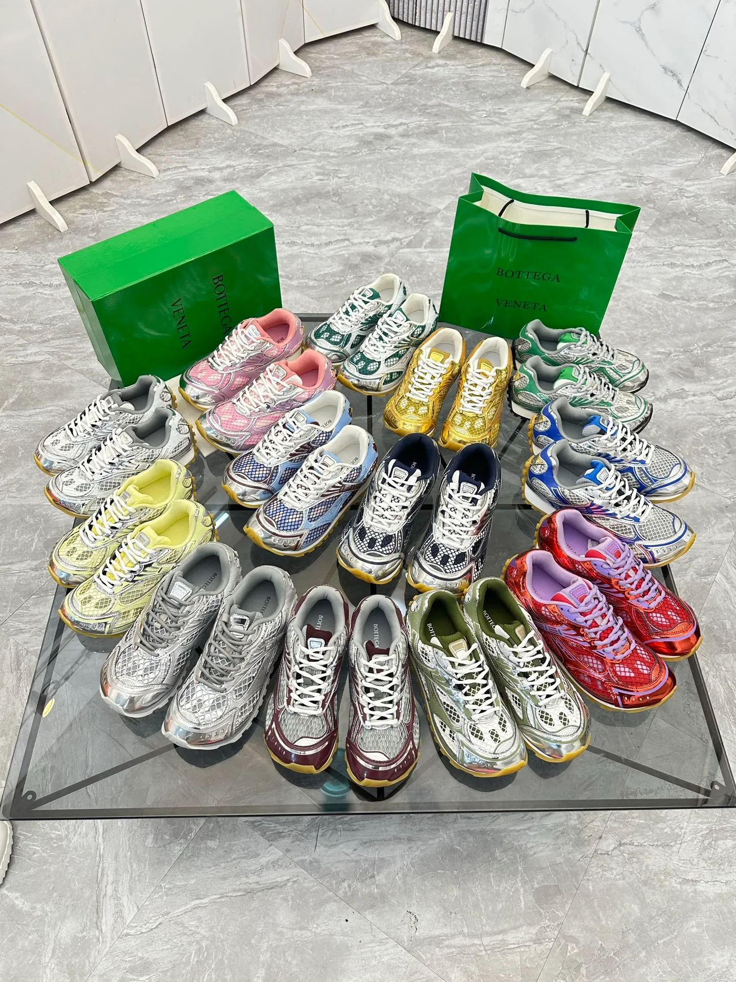 Factory men's shoes 💰: 620💰 (top version) BV Orbit sneakers Wang Yibo's same style couple's dad shoes Runner sneakers, made of lightweight technical mesh fabric. Matched with geometric pattern designed rubber outsole Wang Zha series high version Look for the package craftsmanship The actual height is much higher, but the legs are still slim. Very nice and playable and durable Matching to the standard 💯 Package shoe technology Look for the high version The outsole is made of color-blocked TPU outsole Women's model 35 36 37 38 39 40 41 (40 41 customized) Men's model 38 39 40 41 42 43 44 45. (Customized size 38 45.46) No. H345